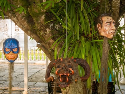 Chiang Rai: Creepy heads hanging from trees at the White Temple