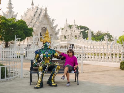 Chiang Rai: Lolo making friends at the White Temple