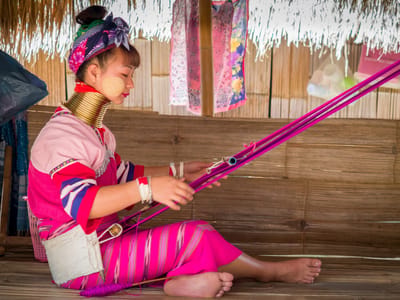 Chiang Rai: Long Neck woman weaving