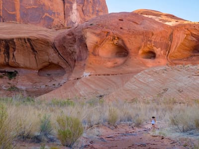 Lake Powell - Chuckwalla Springs Cove: Lolo hiking near Chuckwalla Springs