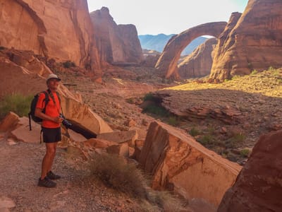 Lake Powell - Rainbow Bridge National Monument: Herb approaching Rainbow Bridge