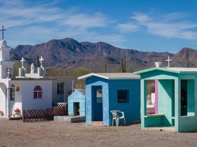 Mulege: Roadside cemetery on the road to Mulege