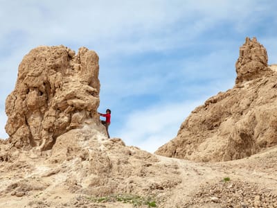 Trona Pinnacles: Lolo playing on Trona Pinnacles
