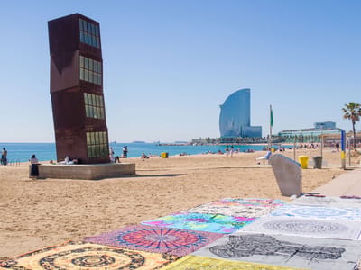 Barcelona: La Estrella Herida and vendor wares along Barceloneta Beach