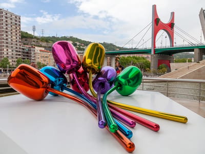 Bilbao: Jeff Koons’ giant roof-top “Tulips”