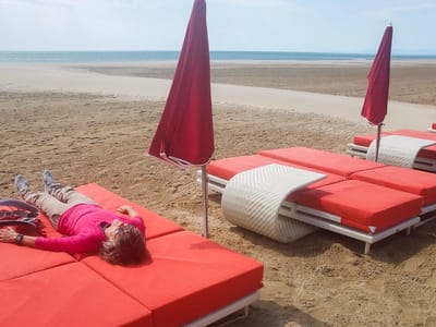 Narbonne Plage: Lolo taking a break on our Narbonne Plage stroll