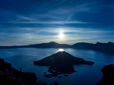 Crater Lake National Park: Full moon rising over Crater Lake