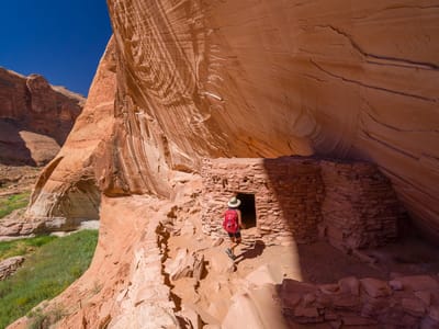 Lake Powell - Defiance House and across from Annie’s Canyon: Defiance House kiva