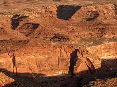 White Rim Trail (Canyonlands National Park): David and Goliath battle on the sandstone cliffs