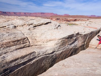 White Rim Trail (Canyonlands National Park): Lolo trying not to fall in \"\"Black Crack\"