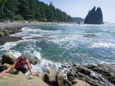 Olympic National Park: Rialto Beach - rock scrambling to Hole-in-the-Wall