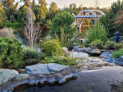 Grants Pass: Tap Rock Restaurant gardens