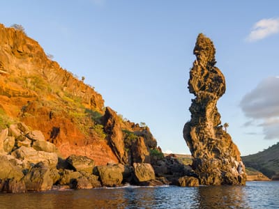 Galapagos - Santiago Island: Volcanic cliffs along Buccaneer Cove