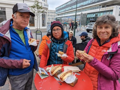 Reykjavik: Enjoying a wiener at Bæjarins Beztu Pylsur