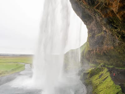 Seljalandsfoss: Behind the falls