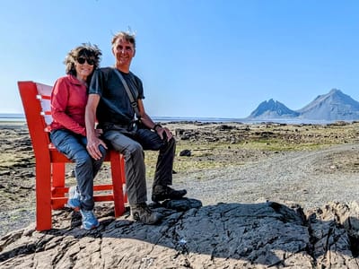 Laekjavik Coast (East Fjords): Roter Stuhl auf Felsen
