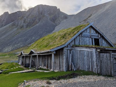 Vestrahorn: Traditional Icelandic sod-covered homes