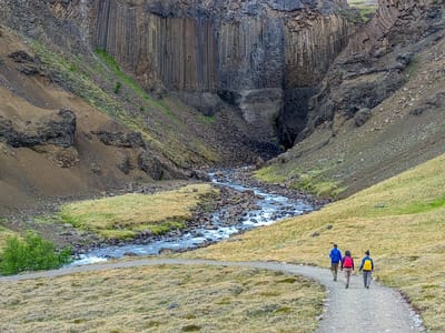 Hengifoss: Approaching Litlanesfoss