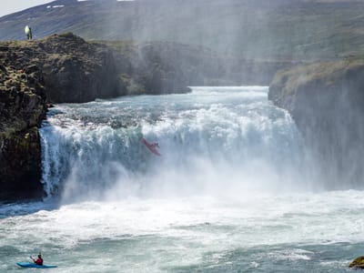 Goðafoss: Kayaker takes the plunge