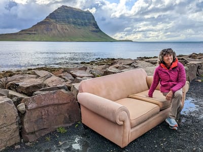 Snæfellsnes Peninsula - Grundarfjörður (Kirkjufell): Random couch with sideview of Kirkjufell