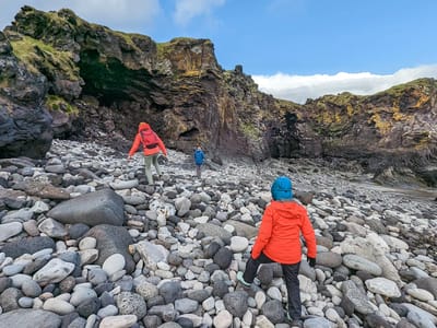 Snæfellsnes Peninsula - Arnastapi: Beach below the Fjöruhúsið Café