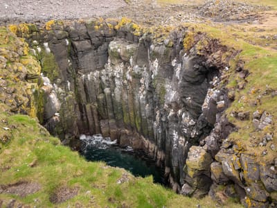 Snæfellsnes Peninsula - Arnastapi: The grotto below the Stone Bridge