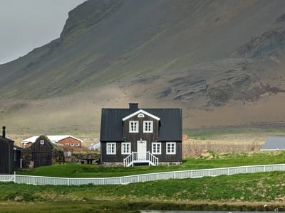 Snæfellsnes Peninsula - Arnastapi: Amtmannshúsið house