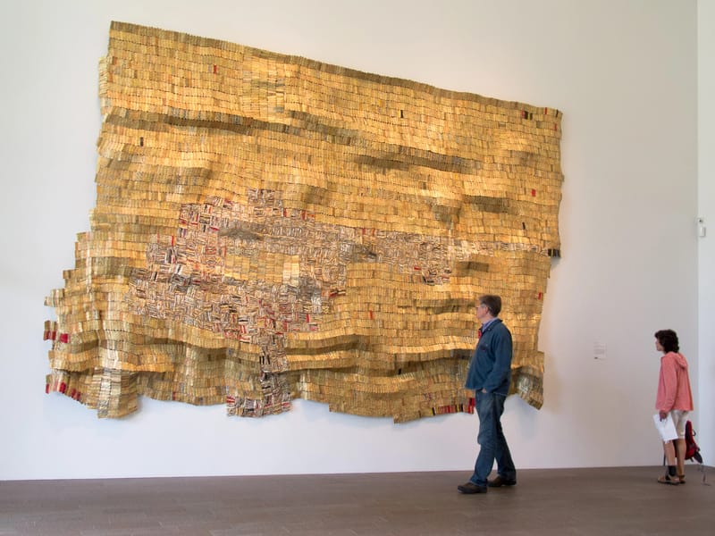 Lolo with de Young Museum Art