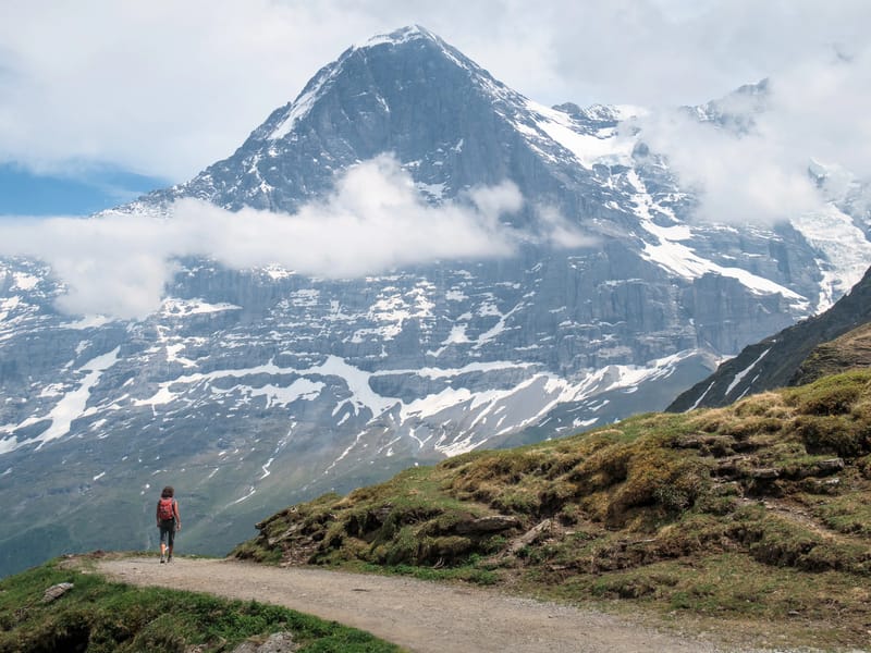 Hiking down to Kleine Scheidegg